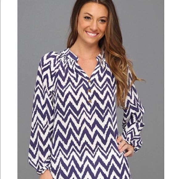 Lilly Pulitzer Elsa Silk Top in Navy & White
Seagull Print - Picture 2 of 16